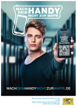 Falco Punch steht in einem Schulkorridor und hält sein Smartphone ins Bild. Das Logo der Kampagne "Mach dein Handy nicht zur Waffe" ist aufgedruckt.