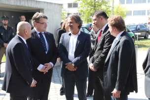 Bayerns Justizminister Bausback (2. v. l.) und Robert-Marius Cazanciuc (4. v. l.) werden vor der JVA Landshut von Oberbürgermeister Hans Rampf (1. v. l.) sowie dem Anstaltsbeiratsvorsitzenden und örtlichen Landtagsabgeordneten Helmut Radlmeier (5. v. l.) begrüßt