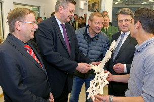 Bayerns Justizminister Prof. Dr. Winfried Bausback beim Rundgang durch die Jugendstrafanstalt © Sepp-Herberger-Stiftung Bayerns Justizminister Prof. Dr. Winfried Bausback beim Rundgang durch die Jugendstrafanstalt © Sepp-Herberger-Stiftung