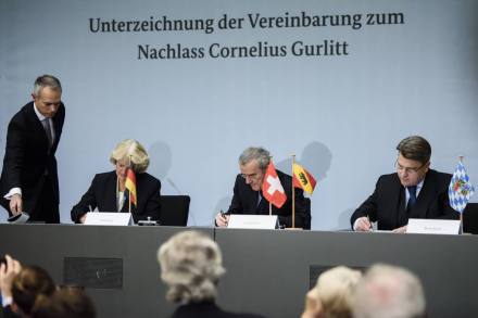 Unterzeichnung der Vereinbarung, v.l.: Prof. Monika Grütters, Prof. Dr. Christoph Schäublin und Bayerns Justizminister Bausback