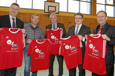 v.l.: Reinhard Grindel, DFB-Präsident, Wolfgang Dremmler, Kurator Sepp-Herberger-Stiftung, Ernst Meier-Lämmermann, Leiter der JVA, Bayerns Justizminister Prof. Dr. Winfried Bausback, Dr. Rainer Koch, DFB-Vizepräsident © Sepp-Herberger-Stiftung v.l.: Reinhard Grindel, DFB-Präsident, Wolfgang Dremmler, Kurator Sepp-Herberger-Stiftung, Ernst Meier-Lämmermann, Leiter der JVA, Bayerns Justizminister Prof. Dr. Winfried Bausback, Dr. Rainer Koch, DFB-Vizepräsident © Sepp-Herberger-Stiftung