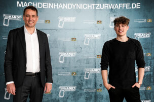 Staatsminister Eisenreich (links) zusammen mit Influencer Falco Punch (rechts).