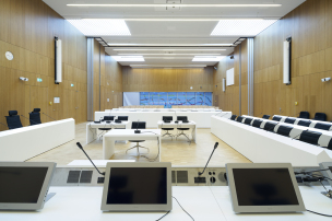 Die medientechnische Anlage ermöglicht eine Übertragung von bewegten Bildern und Dokumenten auf eine große Leinwand und sorgt für eine bessere akustische und optische Wahrnehmung © Stefan Müller-Naumann Die medientechnische Anlage ermöglicht eine Übertragung von bewegten Bildern und Dokumenten auf eine große Leinwand und sorgt für eine bessere akustische und optische Wahrnehmung © Stefan Müller-Naumann