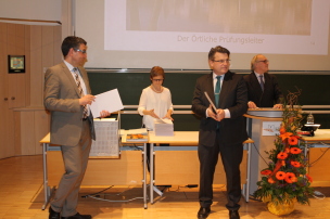 Bayerns Justizminister Bausback, Prof. Dr. Solomon, Dekan der Juristischen Fakultät (links) und Prof. Dr. Huber, Präsident des Landgerichts Passau (rechts) Bayerns Justizminister Bausback, Prof. Dr. Solomon, Dekan der Juristischen Fakultät (links) und Prof. Dr. Huber, Präsident des Landgerichts Passau (rechts)