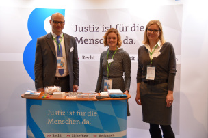 Mitarbeiter am Messestand des Bayerischen Staatsministeriums der Justiz Mitarbeiter am Messestand des Bayerischen Staatsministeriums der Justiz