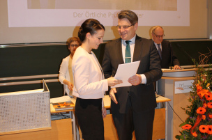 Bayerns Justizminister Bausback bei der Urkundenaushändigung an der Universität Passau Bayerns Justizminister Bausback bei der Urkundenaushändigung an der Universität Passau