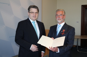 v.l.: Bayerns Justizminister Bausback, Hermann Tischler, Waldkraiburg v.l.: Bayerns Justizminister Bausback, Hermann Tischler, Waldkraiburg