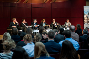 Podiumsdiskussion, v.l.: Prof. Dr. Mathias Wolkewitz, Dr. Joachim Schuster, Bayerns Justizminister Bausback, Dr. Stormy-Annika Mildner, Rupert Schlegelmilch, Dr. Sabine Konrad © FK/PH Podiumsdiskussion, v.l.: Prof. Dr. Mathias Wolkewitz, Dr. Joachim Schuster, Bayerns Justizminister Bausback, Dr. Stormy-Annika Mildner, Rupert Schlegelmilch, Dr. Sabine Konrad © FK/PH