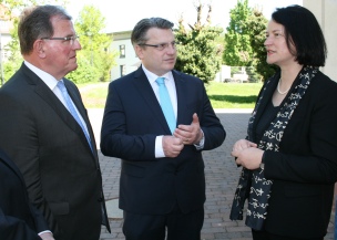 v.l.: Bezirkstagspräsident Erwin Dotzel, Bayerns Justizminister Bausback, Prof. Dr. Manuela Dudeck © Dr. Markus Mauritz v.l.: Bezirkstagspräsident Erwin Dotzel, Bayerns Justizminister Bausback, Prof. Dr. Manuela Dudeck © Dr. Markus Mauritz