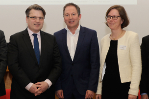 Teilnehmer der Podiumsdiskussion zum Thema Teilnehmer der Podiumsdiskussion zum Thema "New York - Shanghai - London - …und dann lange nichts? Wo steht der Rechtsstandort Bayern?" © Richard Tobis