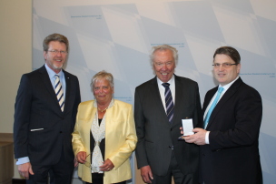 Staatsminister Dr. Marcel Huber (1.v.l.), Dr. Manfred Rapp, Landsberg am Lech (3.v.l.), Bayerns Justizminister Bausback (4.v.l.) Staatsminister Dr. Marcel Huber (1.v.l.), Dr. Manfred Rapp, Landsberg am Lech (3.v.l.), Bayerns Justizminister Bausback (4.v.l.)