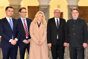 v.l.: Arber Kaçi, Hannes Hedke, Leiter des Büros des bay. Staatsministers, Belinda Shtylla, Albanische Botschaft Berlin, Albanischer Justizminister Ylli Manjani, Bayerns Justizminister Prof. Dr. Winfried Bausback, albanischer Diplomat Artur Kuko, Generalkonsul Arten Hanku v.l.: Arber Kaçi, Hannes Hedke, Leiter des Büros des bay. Staatsministers, Belinda Shtylla, Albanische Botschaft Berlin, Albanischer Justizminister Ylli Manjani, Bayerns Justizminister Prof. Dr. Winfried Bausback, albanischer Diplomat Artur Kuko, Generalkonsul Arten Hanku