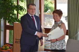 v.l.: Bayerns Justizminister Prof. Dr. Winfried Bausback, Anna Hebig v.l.: Bayerns Justizminister Prof. Dr. Winfried Bausback, Anna Hebig
