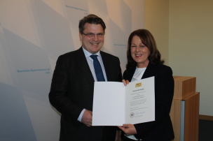 v.l.: Bayerns Justizminister Bausback, Frau Ministerialdirektorin a.D. Dr. Gabriele Stauner, ehemalige Abgeordnete des Europäischen Parlamentes v.l.: Bayerns Justizminister Bausback, Frau Ministerialdirektorin a.D. Dr. Gabriele Stauner, ehemalige Abgeordnete des Europäischen Parlamentes