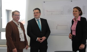 v.l. Präsidentin des LG Aschaffenburg Dr. Irene Singer, Bayerns Justizminister Prof. Dr. Winfried Bausback, Baudirektorin Barbara Langer v.l. Präsidentin des LG Aschaffenburg Dr. Irene Singer, Bayerns Justizminister Prof. Dr. Winfried Bausback, Baudirektorin Barbara Langer