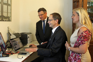 v.l.: Bayerns Justizminister Prof. Dr. Winfried Bausback, Lukas Knorr, Leiter der ZCB, Staatsministerin für Gesundheit und Pflege, Melanie Huml v.l.: Bayerns Justizminister Prof. Dr. Winfried Bausback, Lukas Knorr, Leiter der ZCB, Staatsministerin für Gesundheit und Pflege, Melanie Huml