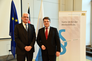 v.l.: Joachim Menze, Leiter der Vertretung der EU-Kommission in München, Bayerns Justizminister Prof. Dr. Winfried Bausback v.l.: Joachim Menze, Leiter der Vertretung der EU-Kommission in München, Bayerns Justizminister Prof. Dr. Winfried Bausback