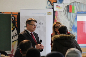 Bayerns Justizminister Bausback beim Rechtsbildungsunterricht für Flüchtlinge und Asylbewerber Bayerns Justizminister Bausback beim Rechtsbildungsunterricht für Flüchtlinge und Asylbewerber