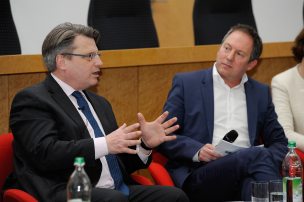 v.l.: Bayerns Justizminister Bausback, Moderator Thorsten Otto, Bayerischer Rundfunk © Richard Tobis v.l.: Bayerns Justizminister Bausback, Moderator Thorsten Otto, Bayerischer Rundfunk © Richard Tobis