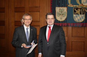 v.l.: Ewald Behrschmidt, Bayerns Justizminister Bausback v.l.: Ewald Behrschmidt, Bayerns Justizminister Bausback