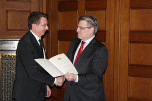 v.l.: Prof. Dr. Christoph Safferling, LL.M (LSE), Erlangen, Bayerns Justizminister Bausback v.l.: Prof. Dr. Christoph Safferling, LL.M (LSE), Erlangen, Bayerns Justizminister Bausback