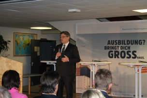 Bayerns Justizminister Bausback bei der Auftaktveranstaltung der bayernweiten Woche der Aus- und Weiterbildung Bayerns Justizminister Bausback bei der Auftaktveranstaltung der bayernweiten Woche der Aus- und Weiterbildung