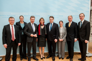 v.l.: MdEP Dr. Joachim Schuster, Moderatorin Dr. Stormy-Annika Mildner, Kommissar Günther Oettinger, Prof. Dr. Juliane Kokott, Generalanwältin am EuGH, Bayerns Justizminister Bausback, Dr. Sabine Konrad, Prof. Dr. Mathias Wolkewitz und Leiter der Bayerischen Vertretung in Brüssel, Michael Hinterdobler © FK/PH v.l.: MdEP Dr. Joachim Schuster, Moderatorin Dr. Stormy-Annika Mildner, Kommissar Günther Oettinger, Prof. Dr. Juliane Kokott, Generalanwältin am EuGH, Bayerns Justizminister Bausback, Dr. Sabine Konrad, Prof. Dr. Mathias Wolkewitz und Leiter der Bayerischen Vertretung in Brüssel, Michael Hinterdobler © FK/PH