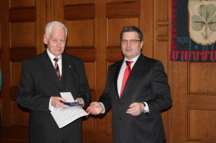 v.l.: Ulrich Grimm, Roßtal, Bayerns Justizminister Bausback v.l.: Ulrich Grimm, Roßtal, Bayerns Justizminister Bausback