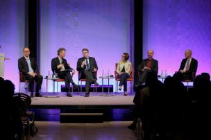 v.l.: Berlins Staatssekretär für Justiz, Alexander Straßmeir, Moderator Ulrich Clauß, Bayerns Justizminister Bausback, Rechtsanwältin Nazan Simsek, Prof. Mathias Rohe (Universität Erlangen-Nürnberg) und Prof. Peter Scholz (Freie Universität Berlin) © Bayerische Staatskanzlei I Dirk Hasskarl v.l.: Berlins Staatssekretär für Justiz, Alexander Straßmeir, Moderator Ulrich Clauß, Bayerns Justizminister Bausback, Rechtsanwältin Nazan Simsek, Prof. Mathias Rohe (Universität Erlangen-Nürnberg) und Prof. Peter Scholz (Freie Universität Berlin) © Bayerische Staatskanzlei I Dirk Hasskarl