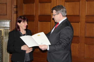 v.l.: Christa Hönle, Amberg, Bayerns Justizminister Bausback v.l.: Christa Hönle, Amberg, Bayerns Justizminister Bausback