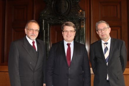 v.l.: Wolf-Michael Hölzel, Präsident des Amtsgerichts a. D., Bayerns Justizminister Prof. Dr. Winfried Bausback, Michael Hauck, neuer Präsident des Amtsgerichts v.l.: Wolf-Michael Hölzel, Präsident des Amtsgerichts a. D., Bayerns Justizminister Prof. Dr. Winfried Bausback, Michael Hauck, neuer Präsident des Amtsgerichts