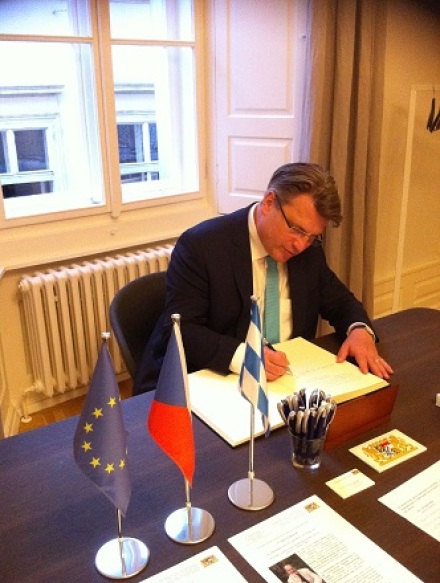 Bayerns Justizminister Prof. Dr. Winfried Bausback trägt sich in das Gästebuch der Repräsentanz des Freistaates Bayern in der Tschechischen Republik ein Bayerns Justizminister Prof. Dr. Winfried Bausback trägt sich in das Gästebuch der Repräsentanz des Freistaates Bayern in der Tschechischen Republik ein