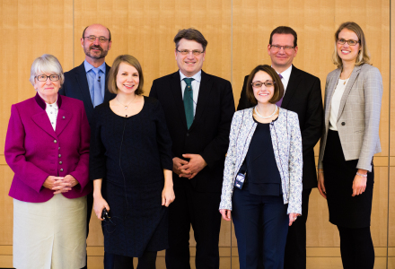 v.l.: Hildegund Holzheid, ehemalige Präsidentin des Bayerischen Verfassungsgerichtshofes, Prof. Dr. Mathias Rohe, Dr. Helene Bubrowski, Bayerns Justizminister Bausback, Rechtsanwältin Nazan Simsek, Dr. Frank Michael Heller, Kea-Sophie Stieber © HSS v.l.: Hildegund Holzheid, ehemalige Präsidentin des Bayerischen Verfassungsgerichtshofes, Prof. Dr. Mathias Rohe, Dr. Helene Bubrowski, Bayerns Justizminister Bausback, Rechtsanwältin Nazan Simsek, Dr. Frank Michael Heller, Kea-Sophie Stieber © HSS