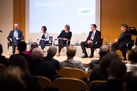 v.l.: Prof. Dr. Mathias Rohe, Rechtsanwältin Nazan Simsek, Dr. Helene Bubrowski, Dr. Frank Michael Heller, Bayerns Justizminister Bausback © HSS v.l.: Prof. Dr. Mathias Rohe, Rechtsanwältin Nazan Simsek, Dr. Helene Bubrowski, Dr. Frank Michael Heller, Bayerns Justizminister Bausback © HSS