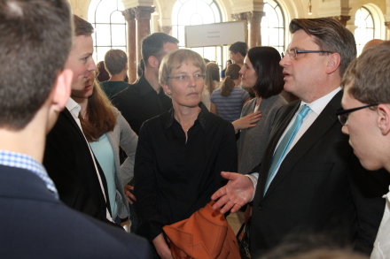 Bayerns Justizminister Bausback im Gespräch mit Schülerinnen und Schülern beim Bayerns Justizminister Bausback im Gespräch mit Schülerinnen und Schülern beim "Lernort Staatsregierung" © Bayerische Staatskanzlei