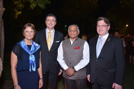 v.l.: Gabriele Ney, Dr. Martin Ney, Deutscher Botschafter Neu Delhi, V.K. Singh, Staatsminister im Außenministerium der Republik Indien, Bayerns Justizminister Prof. Dr. Winfried Bausback © Deutsche Botschaft Neu Delhi v.l.: Gabriele Ney, Dr. Martin Ney, Deutscher Botschafter Neu Delhi, V.K. Singh, Staatsminister im Außenministerium der Republik Indien, Bayerns Justizminister Prof. Dr. Winfried Bausback © Deutsche Botschaft Neu Delhi