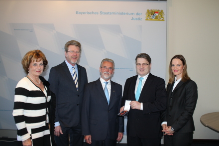 Staatsminister Dr. Marcel Huber (2.v.l.), Hermann Tischler, Waldkraiburg (3.v.l.), Bayerns Justizminister Bausback (4.v.l.) Staatsminister Dr. Marcel Huber (2.v.l.), Hermann Tischler, Waldkraiburg (3.v.l.), Bayerns Justizminister Bausback (4.v.l.)