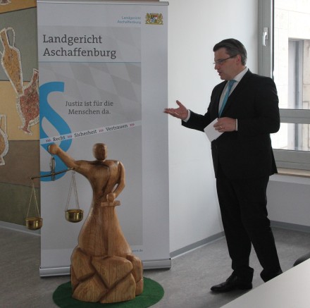 Bayerns Justizminister Prof. Dr. Winfried Bausback mit der Leihgabe der Holzskulptur des Künstlers Frank Danninger Bayerns Justizminister Prof. Dr. Winfried Bausback mit der Leihgabe der Holzskulptur des Künstlers Frank Danninger