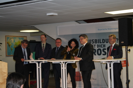 v.l.: Harald Meidhof, Agentur für Arbeit, Dr. Andreas Freundt, IHK Aschaffenburg, Frank Weth, Handwerkskammer für Unterfranken, Moderatorin Irina Hanft, BR, Bayerns Justizminister Bausback, Karl-Heinz Burkhart, vbw Bezirksgruppe Unterfranken v.l.: Harald Meidhof, Agentur für Arbeit, Dr. Andreas Freundt, IHK Aschaffenburg, Frank Weth, Handwerkskammer für Unterfranken, Moderatorin Irina Hanft, BR, Bayerns Justizminister Bausback, Karl-Heinz Burkhart, vbw Bezirksgruppe Unterfranken