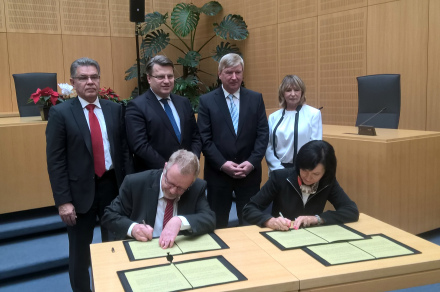 1. Reihe v.l.: Gerd Schäfer, Staatsanwaltschaft Weiden, JUDr. Anna Maříková, Regionalstaatsanwaltschaft Pilsen, 2. Reihe v.l.: Hasso Nerlich Generalstaatsanwaltschaft Nürnberg, Bayerns Justizminister Prof. Dr. Winfried Bausback, Christoph Strötz, Präsident des Oberlandesgerichts Nürnberg 1. Reihe v.l.: Gerd Schäfer, Staatsanwaltschaft Weiden, JUDr. Anna Maříková, Regionalstaatsanwaltschaft Pilsen, 2. Reihe v.l.: Hasso Nerlich Generalstaatsanwaltschaft Nürnberg, Bayerns Justizminister Prof. Dr. Winfried Bausback, Christoph Strötz, Präsident des Oberlandesgerichts Nürnberg