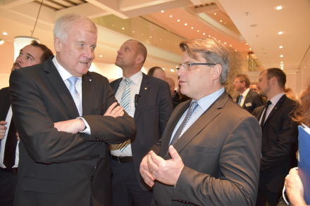 v.l.: Bayerischer Ministerpräsident Horst Seehofer, Bayerns Justizminister Prof. Dr. Winfried Bausback v.l.: Bayerischer Ministerpräsident Horst Seehofer, Bayerns Justizminister Prof. Dr. Winfried Bausback