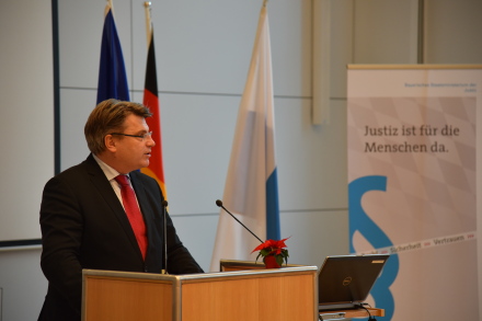 Bayerns Justizminister Prof. Dr. Winfried Bausback gratuliert zu 25 Jahren erfolgreicher Arbeit des EU-Ausschusses Bayerns Justizminister Prof. Dr. Winfried Bausback gratuliert zu 25 Jahren erfolgreicher Arbeit des EU-Ausschusses