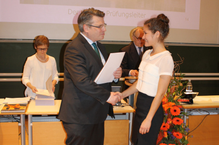 Bayerns Justizminister Bausback bei der Urkundenaushändigung an der Universität Passau Bayerns Justizminister Bausback bei der Urkundenaushändigung an der Universität Passau