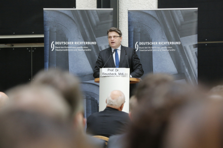Bayerns Justizminister Bausback bei der Bundesvertreterversammlung des Deutschen Richterbundes © Bayerische Staatskanzlei | Dirk Hasskarl Bayerns Justizminister Bausback bei der Bundesvertreterversammlung des Deutschen Richterbundes © Bayerische Staatskanzlei | Dirk Hasskarl