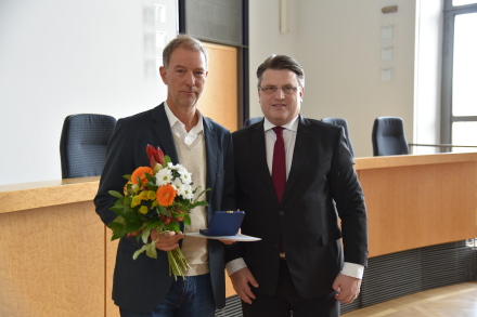 v.l.: Bernhard Roth, Bayerns Justizminister Prof. Dr. Winfried Bausback v.l.: Bernhard Roth, Bayerns Justizminister Prof. Dr. Winfried Bausback