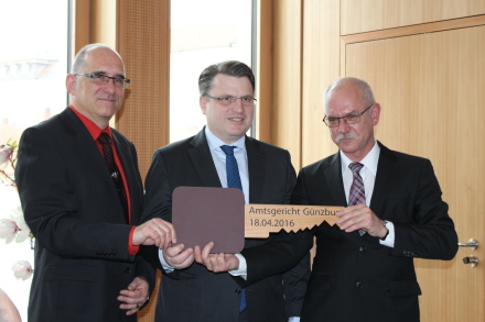 v.l.: Frieder Vogelsgesang, Baudirektor, Bayerns Justizminister Bausback, Walter Henle, Direktor des Amtsgerichts Günzburg v.l.: Frieder Vogelsgesang, Baudirektor, Bayerns Justizminister Bausback, Walter Henle, Direktor des Amtsgerichts Günzburg