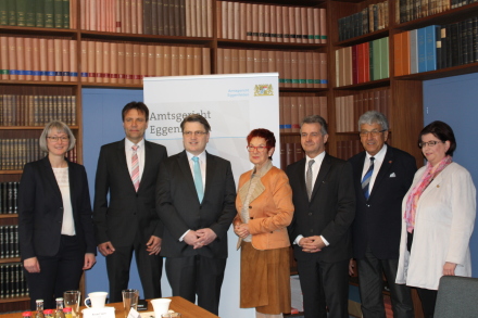 v.l.: Claudia Gabriel, stv. Direktorin AG Eggenfelden, Wolfgang Bartel, Direktor AG Eggenfelden, Bayerns Justizminister Bausback, Reserl Sem, MdL, Heinz-Peter Mair, Präsident LG Landshut, Helmuth Lugeder, stv. Landrat, Monika Haderer, 2. Bürgermeisterin v.l.: Claudia Gabriel, stv. Direktorin AG Eggenfelden, Wolfgang Bartel, Direktor AG Eggenfelden, Bayerns Justizminister Bausback, Reserl Sem, MdL, Heinz-Peter Mair, Präsident LG Landshut, Helmuth Lugeder, stv. Landrat, Monika Haderer, 2. Bürgermeisterin