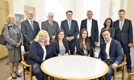 Bayerns Justizminister Prof. Dr. Winfried Bausback zu Besuch bei der Jubiläumsveranstaltung Bayerns Justizminister Prof. Dr. Winfried Bausback zu Besuch bei der Jubiläumsveranstaltung "15 Jahre Kriminalpädagogisches Schülerprojekt" in Aschaffenburg