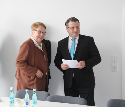 v.l. Präsidentin LG Aschaffenburg Dr. Irene Singer, Bayerns Justizminister Prof. Dr. Winfried Bausback v.l. Präsidentin LG Aschaffenburg Dr. Irene Singer, Bayerns Justizminister Prof. Dr. Winfried Bausback