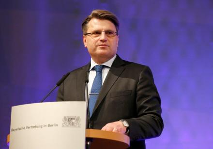 Bayerns Justizminister Bausback bei der Veranstaltung zum Thema Bayerns Justizminister Bausback bei der Veranstaltung zum Thema "Paralleljustiz" in der Bayerischen Vertretung in Berlin © Bayerische Staatskanzlei I Dirk Hasskarl